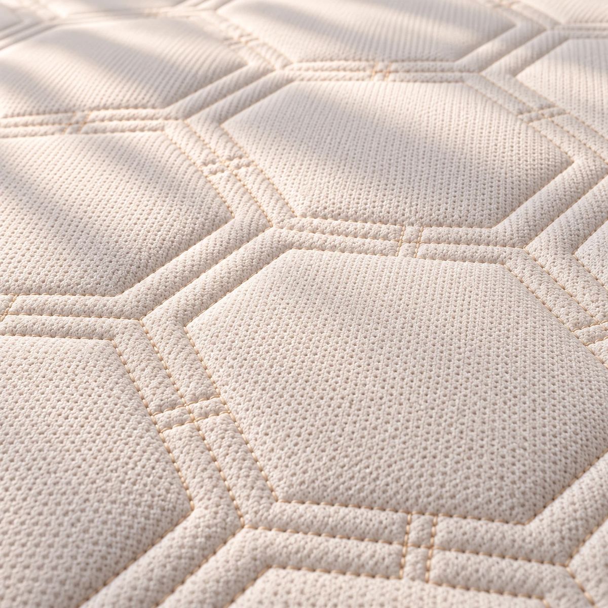 O matelassê em hexágonos do tampo, com a costura dupla, de muito perto